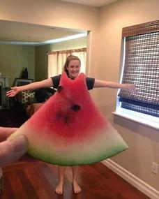 吃瓜拍照姿势室外,吃瓜拍照，定格欢乐瞬间  第2张