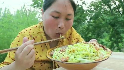 胖妹吃瓜卡食物,解锁夏日美味新体验  第2张