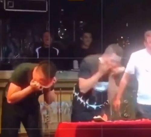 搞笑吃瓜表演  第2张